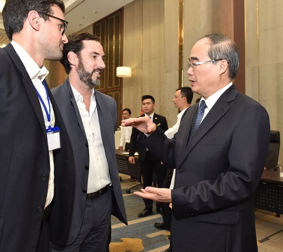 HCMC Party Chief Nguyen Thien Nhan (R) talks to delegates at the conference (Photo: SGGP)