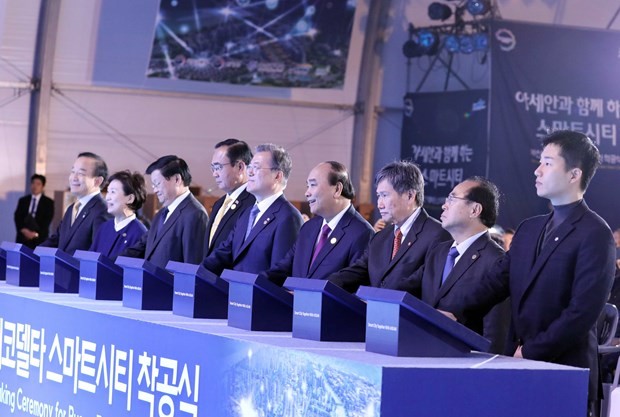 Prime Minister Nguyen Xuan Phuc, President of the Republic of Korea Moon Jae-in and ASEAN leaders attend the ground-breaking ceremony of the Eco Delta smart city in Busan, the RoK on November 24. (Photo: VNA)