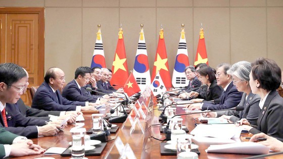 PM Phuc holds talks with RoK President on November 27 (Photo: VNA)