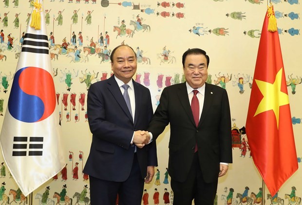 Prime Minister Nguyen Xuan Phuc (L) meets with Speaker of the Republic of Korea’s National Assembly Moon Hee-sang on November 28 (Photo: VNA)