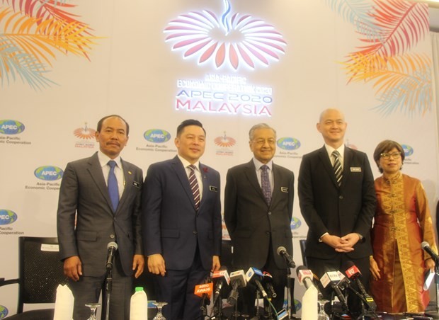 Malaysian Prime Minister Mahathir Mohamad (centre) and officials at a press conference on APEC 2020 (Photo: VNA)