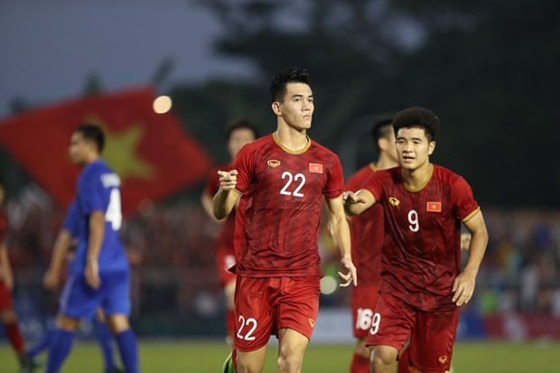 Nguyen Tien Linh (No. 22) celebrates after scoring the leveling goal for Vietnam in the match against Thailand on December 5 (Photo: VNA)