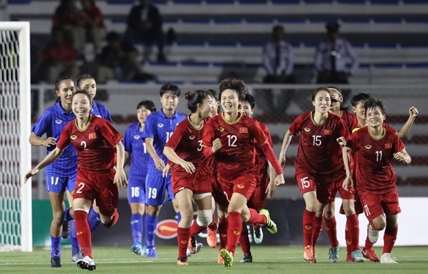 Vietnamese female footballers celebrate the goal to Thailand's net. (Photo: VNA)