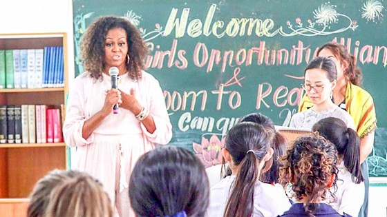 Former US First Lady Michelle Obama visits the Can Giuoc school in Long An province on December 9 (Source: SGGP)
