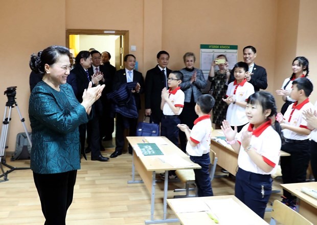 National Assembly Chairwoman Nguyen Thi Kim Ngan visits a Vietnamese language class in Minsk city on December 14 as part of her official visit to Belarus (Photo: VNA)