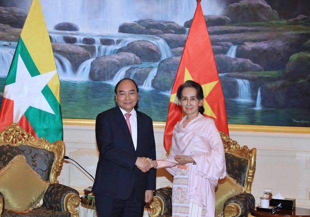 Prime Minister Nguyen Xuan Phuc (L) and State Counsellor of Myanmar Aung San Suu Kyi (Photo: VNA)