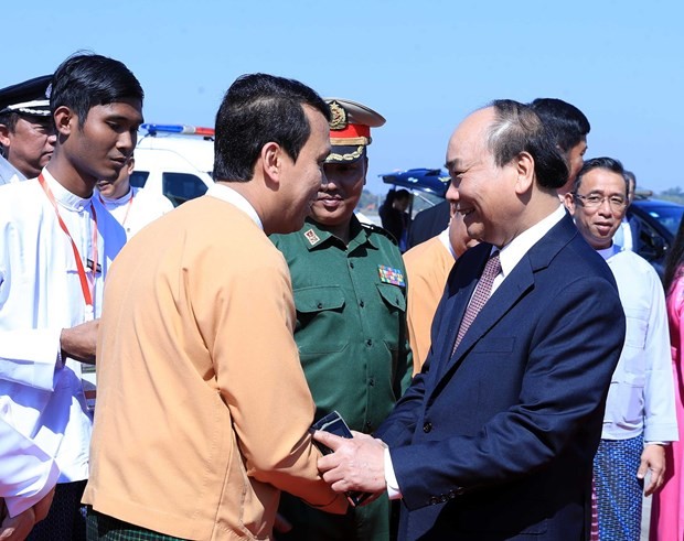 The ceremony to see off Prime Minister Nguyen Xuan Phuc (Photo: VNA)