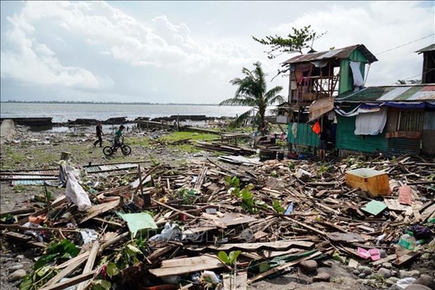 Houses are damaged as typhoon Phanfone made landfall in Leyte province, the Philippines, on December 25 (Photo: AFP/VNA)
