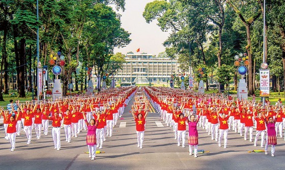 Doing exercise in front of Independence Palace, HCMC (Photo: Kieu Anh Dung)