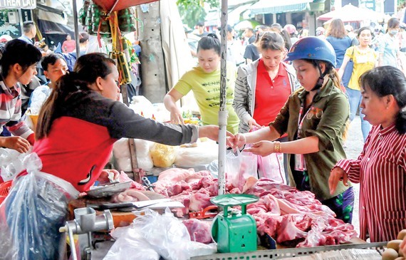 Consumers buy pork at a market in Thu Duc district, HCMC  (Photo: SGGP)