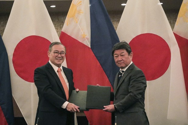 Philippine Foreign Affairs Secretary Teodoro Locsin (L) exchanges notes with his Japanese counterpart Toshimitsu Motegi after their bilateral meeting in Manila, the Philippines, on January 9, 2020. (Photo: AP)