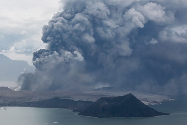 Taal volcano, 90 kilometres to the south of the Philippine capital city of Manila, could spew lava and ash for weeks. (Photo: Xinhua/VNA)