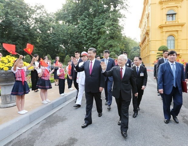 Party General Secretary and State President  Nguyen Phu Trong (C) and his Chinese counterpart Xi Jinping on his right at a welcome ceremony for the Chinese leader's State visit to Vietnam in 2017 (Source: VNA)