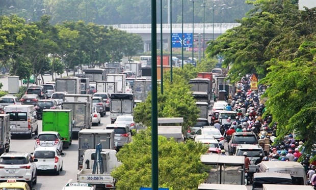 Long crowded queues of vehicles on Pham Van Dong street leading to Tan Son Nhat international airport in HCMC. (Source: VNA)