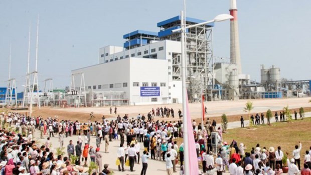 Visitors look over Cambodia’s first operational coal-fired power plant at its launch in Preah Sihanouk province’s Stung Hav district in 2014. (Source: Phnompenh Post)