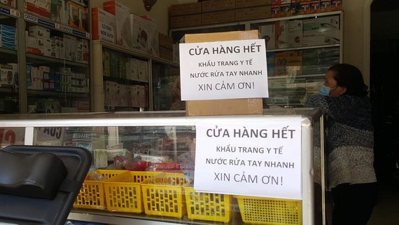 Pharmacies post up signs telling customers that they have run out of facemasks in Da Lat city, the Central Highlands province of Lam Dong (Photo: SGGP)