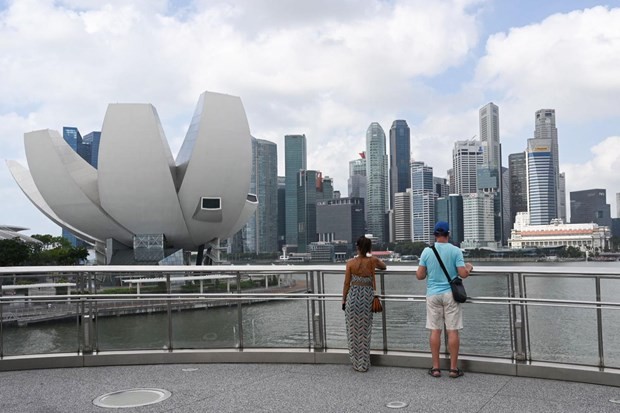 Tourists view the ArtScience Museum located within the integrated resort of Marina Bay Sands in Singapore (Photo: AFP)