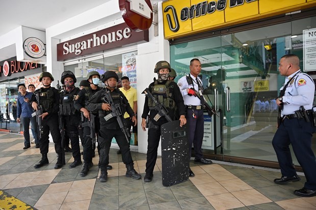 Policemen are deployed to the Greenhills V-Mall after the hostage incident happened on March 2 morning (Photo: AFP/VNA)