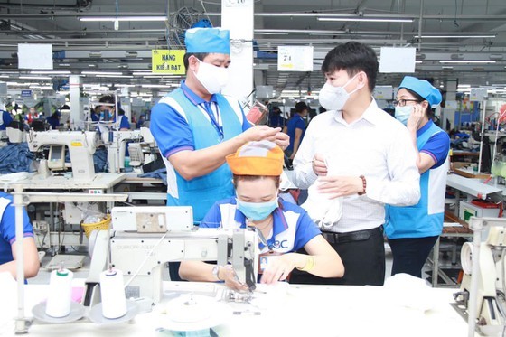 Since the end of February, Nha Be Garment Corporation in HCMC has participated in making facemask to fight against the Covid-19 (Photo: Vinatext)