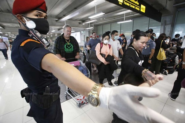 A security official directs arriving travellers at Suvarnabhumi airport in Bangkok, Thailand (Photo: www.bangkokpost.com)