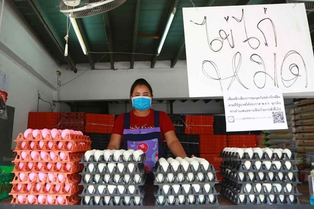 A vendor sells duck eggs in front of a sign reading "out of chicken eggs", at Pak Nam market in Samut Prakan province (Photo:https://www.bangkokpost.com/)