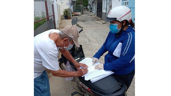 A civil servant delivering civilian’s document in Thu Duc District (Photo: SGGP)
