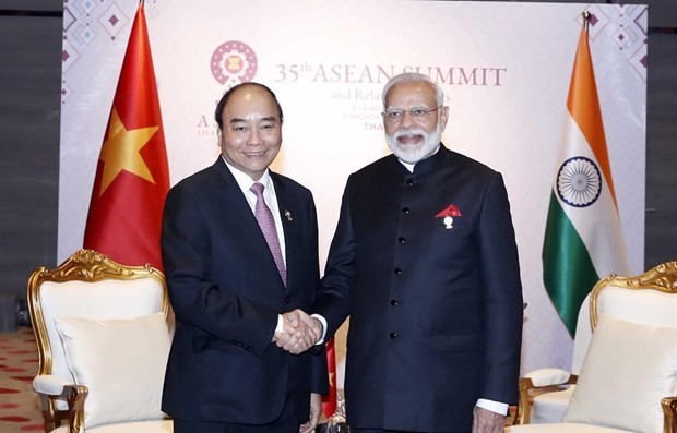 Prime Minister Nguyen Xuan Phuc (L) and Indian counterpart Narendra Modi in a meeting on November 4, 2019 (Photo: VNA)
