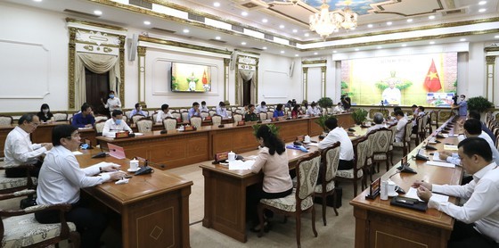 The video conference between Prime Minister Nguyen Xuan Phuc and HCMC on May 8 (Photo: SGGP)