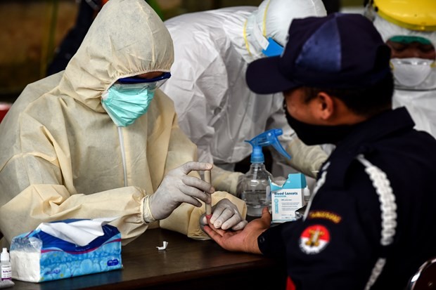 A man has his blood sample taken for rapid COVID-19 testing in South Tangerang, Indonesia's Banten province, on April 21 (Photo: Xinhua/VNA)