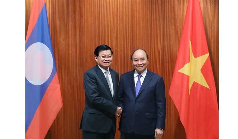 Prime Minister Nguyen Xuan Phuc meets with his Lao counterpart Thongloun Sisoulith during the Lao PM's visit to Vietnam on July 5. (Photo: VNA)