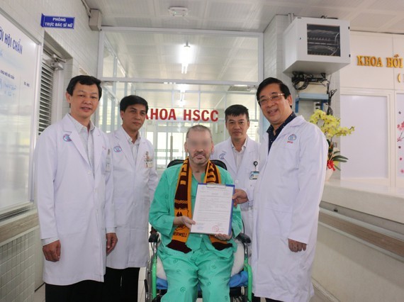 The UK pilot, or "Case 91" (sitting) was released from the hospital on July 11 (Photo: SGGP))