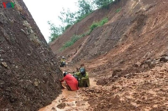 Heavy rains have continuously triggered landslides in main traffic routes in the Northern region since early July (Photo: Vietnam Disaster Management Authority)