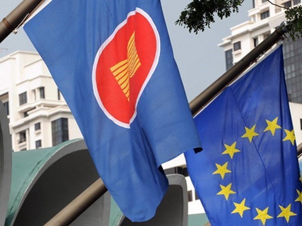 The flags of ASEAN and the EU (Photo: carnegieeurope.eu)