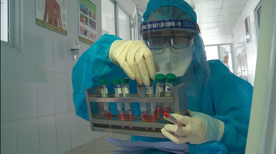 Taking samples of patients at a hospital for SARS-CoV-2 testing