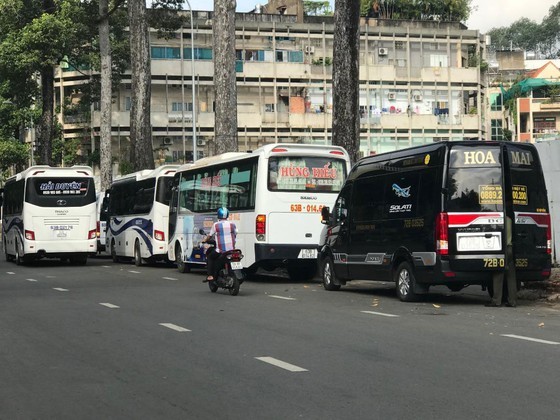 Coaches line up along Hung Vuong Street, District 5 (Photo: SGGP)