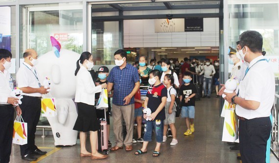 Da Nang on Sunday welcomes the first group of tourists visiting the city more than two months since the second wave of COVID-19 forced the suspension of all tourist activities here. (Photo: SGGP)