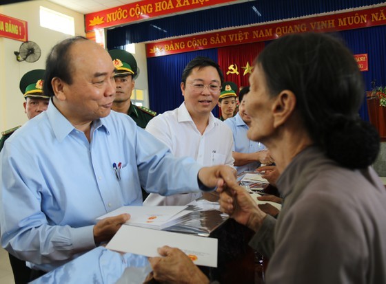 Prime Minister Nguyen Xuan Phuc visits flood hit people in Quang Ngai Province on November 1 (Photo: SGGP)