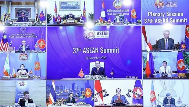 PM Nguyen Xuan Phuc chairs the plenary session of the 37th ASEAN Summit via video conference (Photo: VNA)