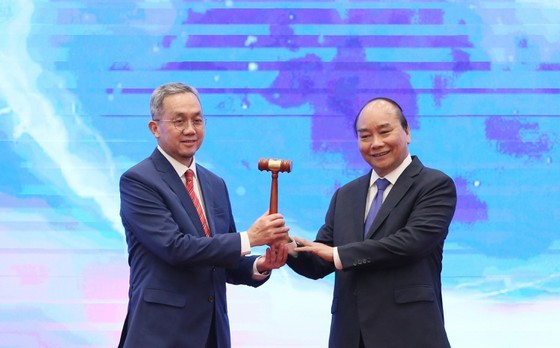 Vietnamese Prime Minister Nguyen Xuan Phuc (R) hands over the hammer, which represents the ASEAN Chairmanship, to Brunei Darussalam on November 15 (Photo: SGGP)