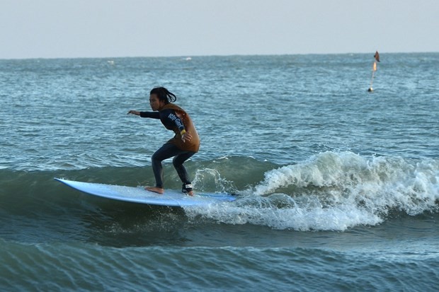 A tourist goes surfing on the sea off Hua Hin Beach in Thailand's Prachuap Khiri Khan province on December 5 (Photo: Xinhua/VNA)