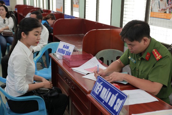 People registering for citizen ID cards at local police stations (Photo: SGGP)