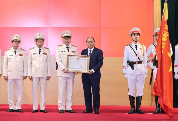Prime Minister Nguyen Xuan Phuc (fourth, left) presents the first-class Feat Order to the Ministry of Public Security at the conference in Hanoi on December 30 (Photo: VNA)