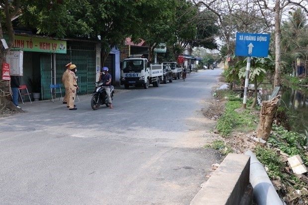 Police barricade entrance to Diamond Island as a motorist tries to explain the need to enter (Photo: khmertimeskh.com)