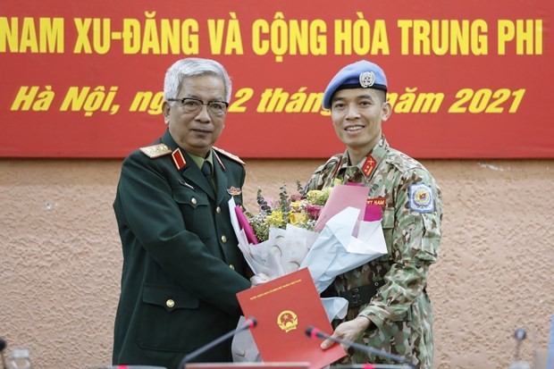 Deputy Defence Minister Sen. Lieut. Gen Nguyen Chi Vinh presents decision to Lieut. Col Tran Duc Huong (Photo: VNA) 