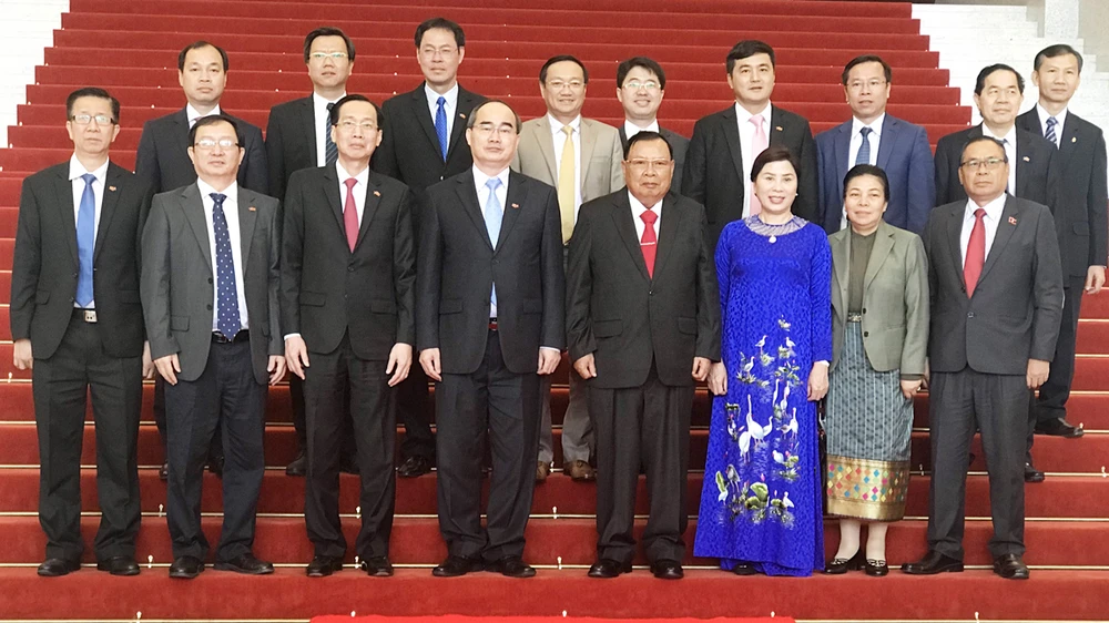 Đoàn lãnh đạo TPHCM chụp ảnh lưu niệm với Tổng Bí thư, Chủ tịch nước Lào Bounnhang Vorachith tại trụ sở Văn phòng Trung ương Đảng Lào. Ảnh: KIỀU PHONG