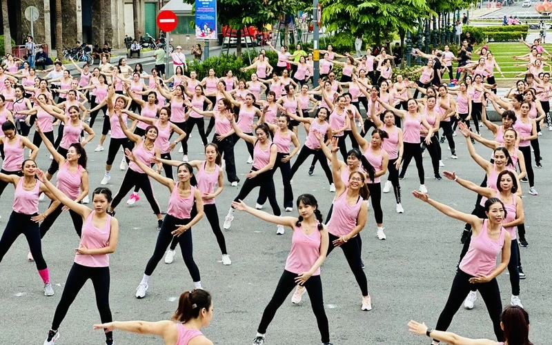 Hơn 700 phụ nữ nhiều tỉnh thành đồng diễn thể dục Aerobic trước Nhà hát Thành phố. Ảnh: CHÍ THẠCH 