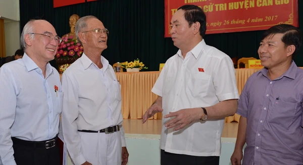 Chủ tịch nước Trần Đại Quang tiếp xúc với các cử tri