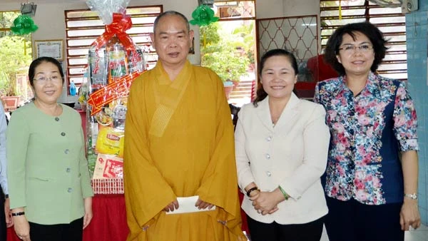 Phó Bí thư Thành ủy Võ Thị Dung thăm, tặng quà thượng tọa Thích Huệ Công. Ảnh: Long Hồ