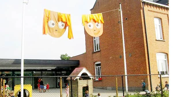 Từ xa đã nhận ra các trường mẫu giáo, tiểu học ở Bỉ bởi cách trang trí ngộ nghĩnh, hấp dẫn