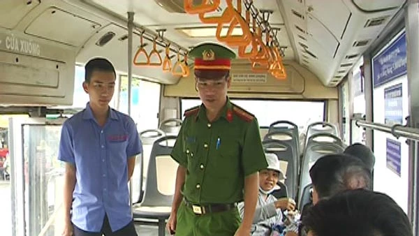 Công an tỉnh Đồng Nai phối hợp kiểm tra trên một tuyến xe buýt